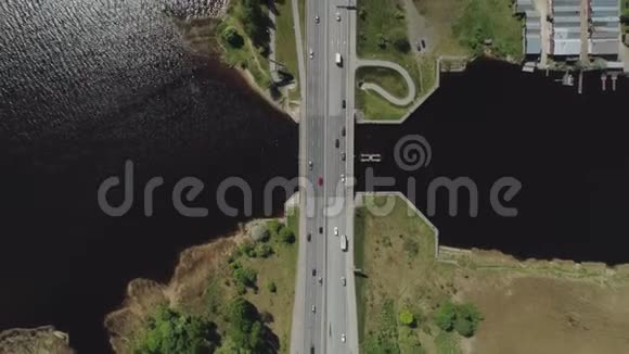 里加市公路桥高架桥和公路汽车交通无人机近水飞视频的预览图