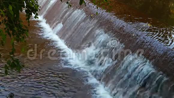 堤坝上的水流视频的预览图