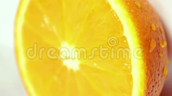 水滴顺着一个多汁的成熟橘子流下来视频的预览图