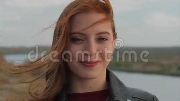 迷人的女人的肖像红色的头发微笑自信漂亮天气秋天春天视频的预览图