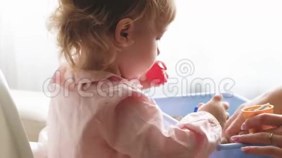 可爱的女婴在家玩动能沙沙堡游戏儿童早期儿童教育和发展视频的预览图