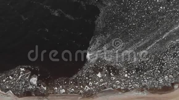 沙和冰在一条黑色的河流中波涛汹涌视频的预览图