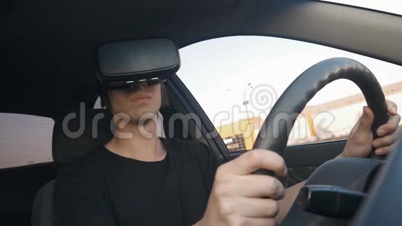 年轻人学会用虚拟现实眼镜驾驶汽车视频的预览图