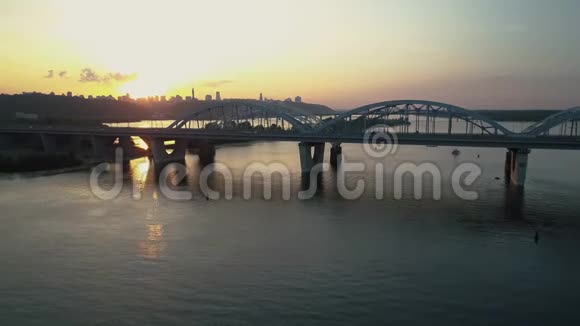 空中镜头日落时分飞往基辅桥视频的预览图