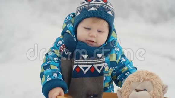 带雪橇的小男孩视频的预览图