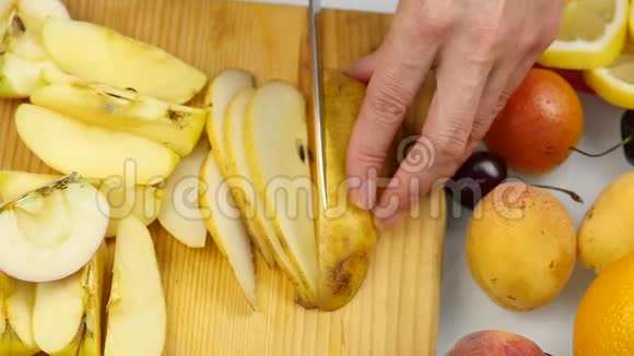 家庭主妇在家准备新鲜沙拉将梨果切成薄片素食健康食品和节食视频的预览图