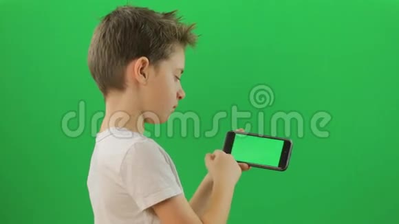 有智能手机设备的孩子绿色屏幕视频的预览图