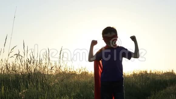 快乐的小孩在日落时扮演超级英雄视频的预览图