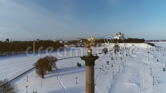 从石碑上的一个高度用一只鹰来纪念雅罗斯拉夫尔市的千年俄罗斯冬天视频的预览图