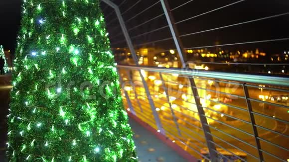 摩天大楼顶上明亮的圣诞树喜庆的夜晚城市灯光视频的预览图