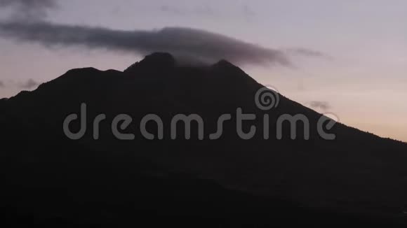 巴厘巴图尔火山轮廓的多云日出电影视频的预览图