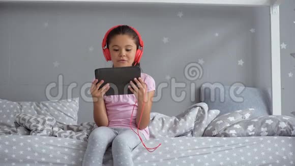 可爱的小女孩唱着她最喜欢的歌视频的预览图