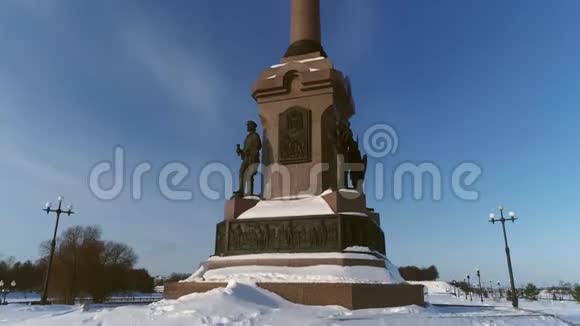 从石碑上的一个高度用一只鹰来纪念雅罗斯拉夫尔市的千年俄罗斯冬天视频的预览图