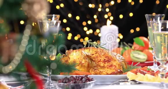 烤鸡放在圣诞节的餐桌上视频的预览图