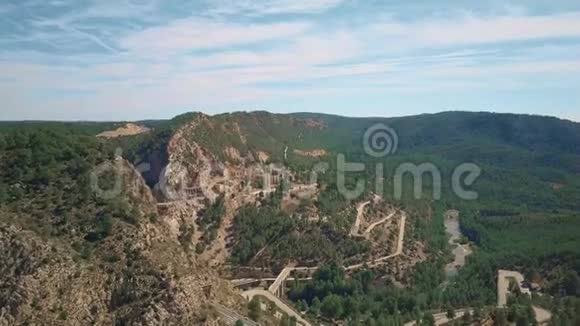 西班牙山区大坝和桥梁鸟瞰图视频的预览图
