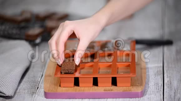 女厨师在硅胶模具中做摩丝甜点视频的预览图