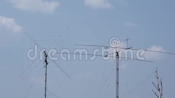 带云的电信塔用于传送电视信号视频的预览图