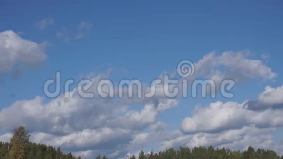 无缝云在蓝天中循环视频的预览图