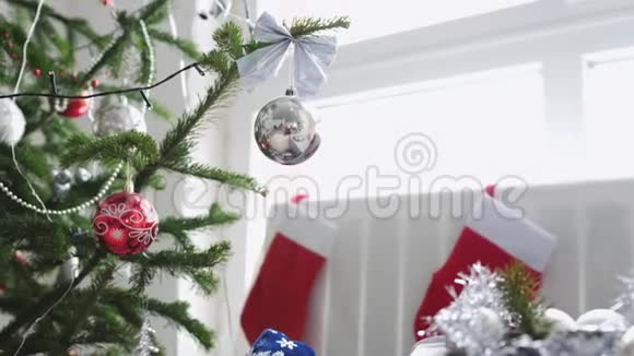 时尚的白色圣诞内部装饰杉树和挂袜子的窗户慢动作3840x2160视频的预览图