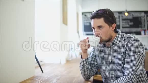 一个成年人喜欢美国人的口味他在咖啡馆里喝酒视频的预览图