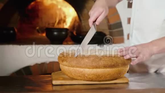 厨师在商业厨房切面包背景是壁炉视频的预览图