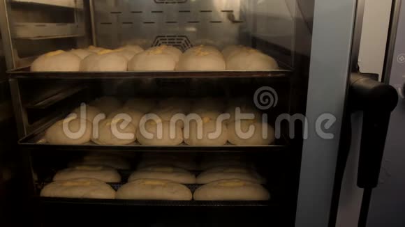 面包师的面包在时间的流逝中烤箱视频的预览图