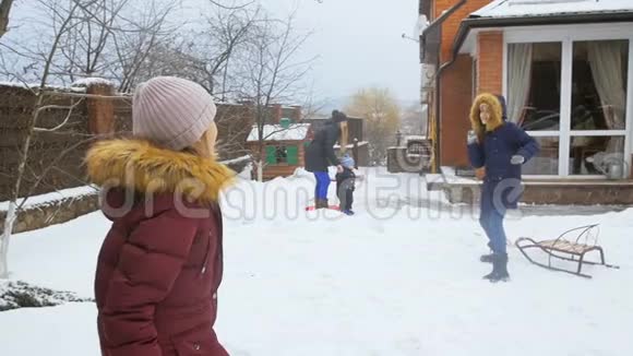 儿童在家后院打雪球的慢动作视频视频的预览图