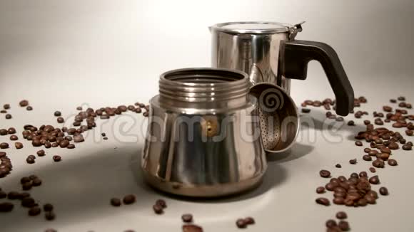 把水倒入间歇喷泉咖啡机视频的预览图