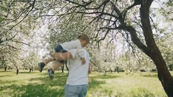 父子在公园玩父亲抱着孩子父亲概念视频的预览图