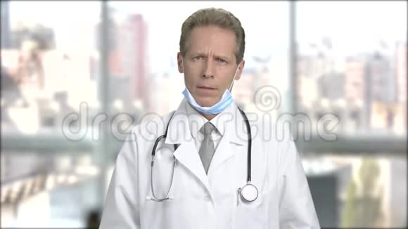 穿着白色外套的男医生视频的预览图