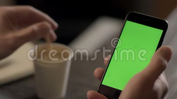 人手拿手机智能手机手拿色度键屏流动生活方式视频的预览图