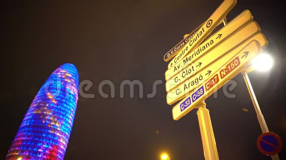 照明TorreAgbar摩天大楼指示游客街道名称的标志视频的预览图