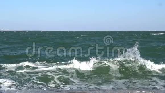 海堤混凝土大波浪破碎视频的预览图