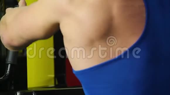 健康的肌肉运动员做胸外按压运动积极锻炼身体视频的预览图