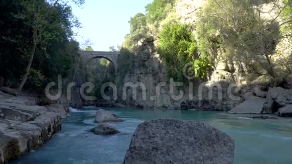 土耳其KopruluKanyon国家公园穿过KopruIrmagi溪的古物奥卢克桥视频的预览图