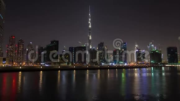 迪拜市中心天际线夜间延时平底锅视频的预览图