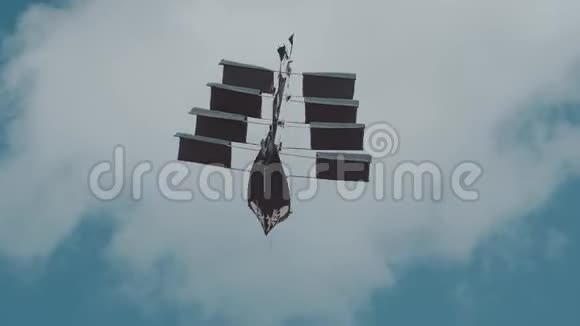 风筝越过蓝色多云的天空背景视频的预览图