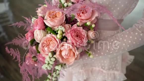 新娘手中的一束玫瑰和珊瑚色的珠宝视频的预览图