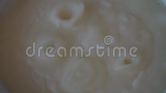提供甜的半乳糖粥和浆果糖浆视频的预览图