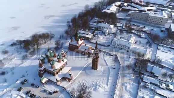 从冬季寺庙建筑群的高度观看拉塔乌斯特教堂和弗拉基米尔教堂雅罗斯拉夫尔科罗夫尼基视频的预览图