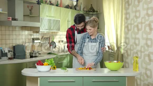 男人和女人切蔬菜视频的预览图