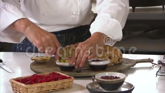 草莓酱葡萄干面包视频的预览图