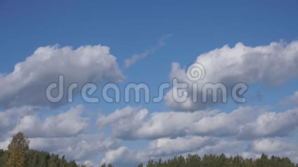 云彩飘过天空公园从山顶俯瞰云彩视频的预览图