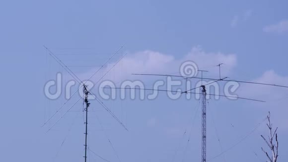 带云的电信塔用于传送电视信号视频的预览图