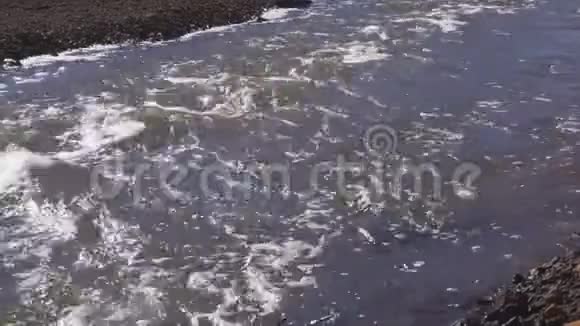河的一个浅处有一个岩床河的一个浅处有一个河床干净清新露出了散落在河湾上的卵石视频的预览图