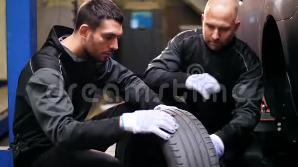 汽车机械师修理汽车轮胎视频的预览图