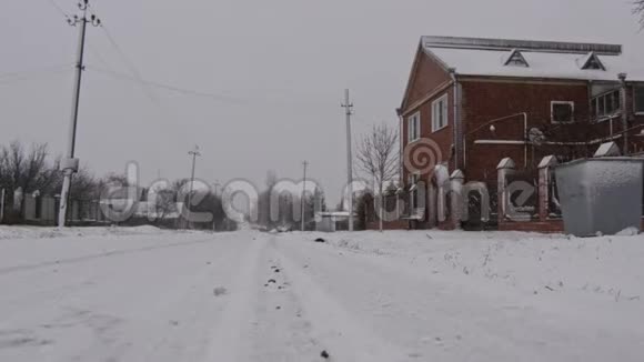 在阴天的冬天下雪的天气砖两层楼的房子视频的预览图