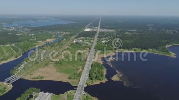 里加市公路桥高架桥和公路汽车交通无人机近水飞视频的预览图