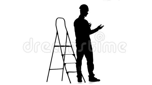 戴着头盔的工程师站在梯子附近剪影白色背景慢动作视频的预览图