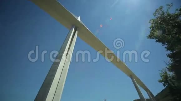从下面看这座桥视频的预览图